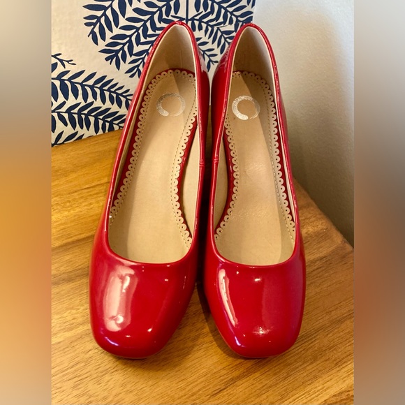 New patent red pumps. Size 8 - Picture 1 of 4